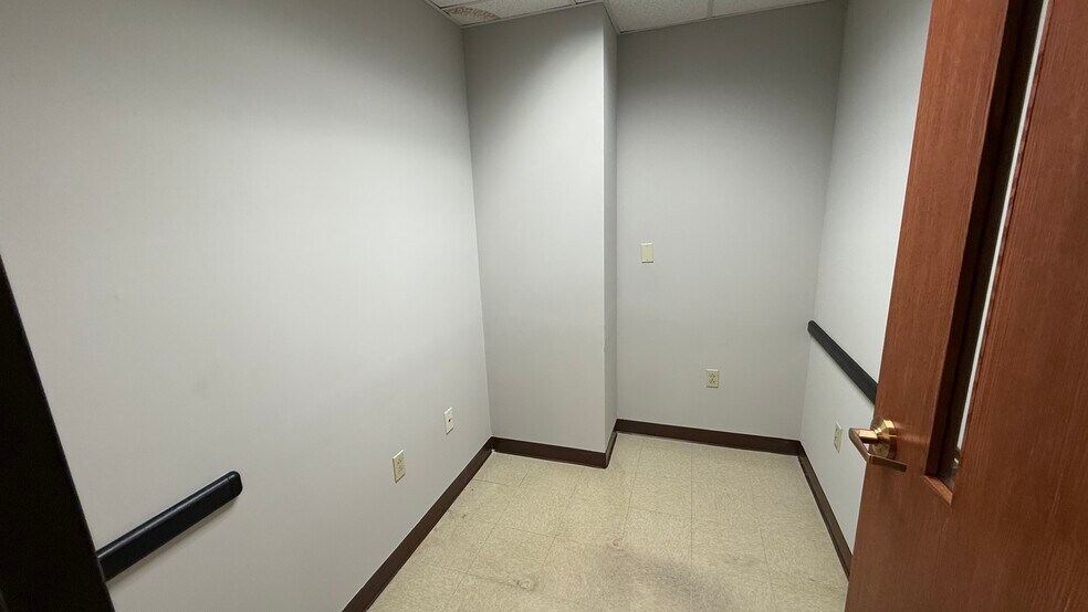 More Photos Of 2925 William Penn Hwy, Easton Office For Lease