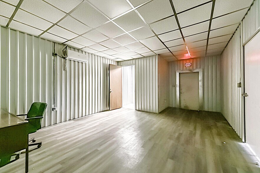 More Photos Of 8313 Braniff St, Houston Warehouse For Sale