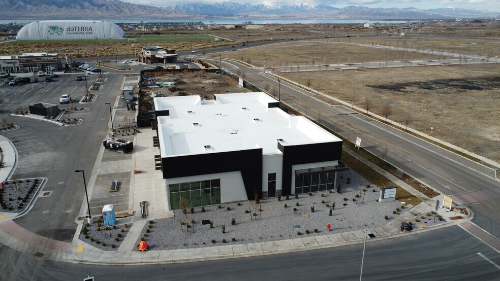 More Photos Of 634 N Mill Road, Vineyard Storefront Retail Office For Lease