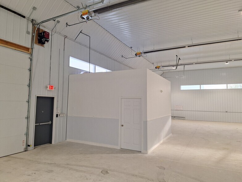 More Photos Of 477 South Blvd. East Blvd, Pontiac Distribution For Lease