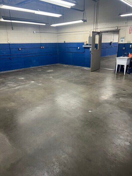 More Photos Of 13513 Sherman Way, Van Nuys Manufacturing For Sale