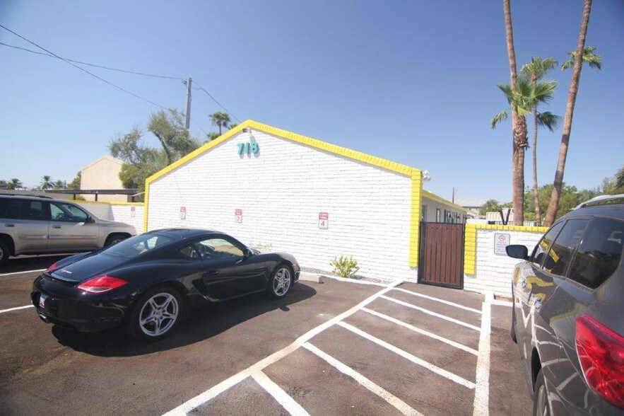 More Photos Of 718 W Hazelwood St, Phoenix Apartments For Sale