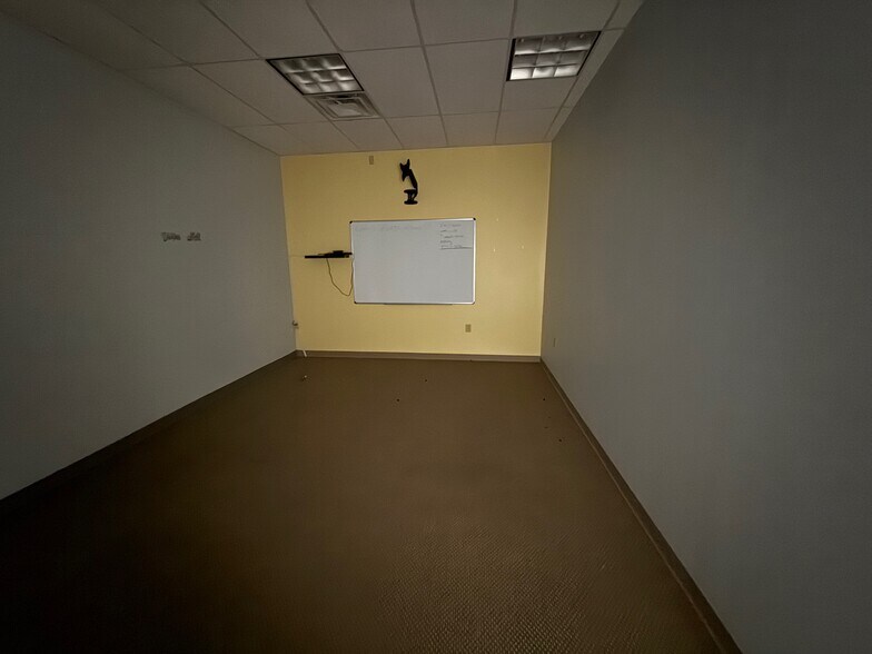 More Photos Of 1089-1097 W Locust St, Wilmington Unknown For Lease