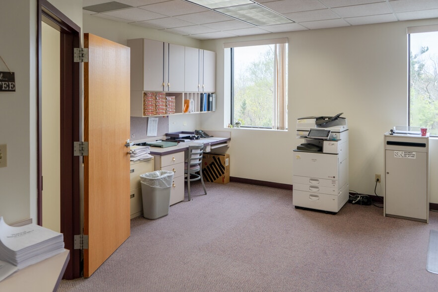 More Photos Of 117 Mary's Ave, Kingston Medical For Sale