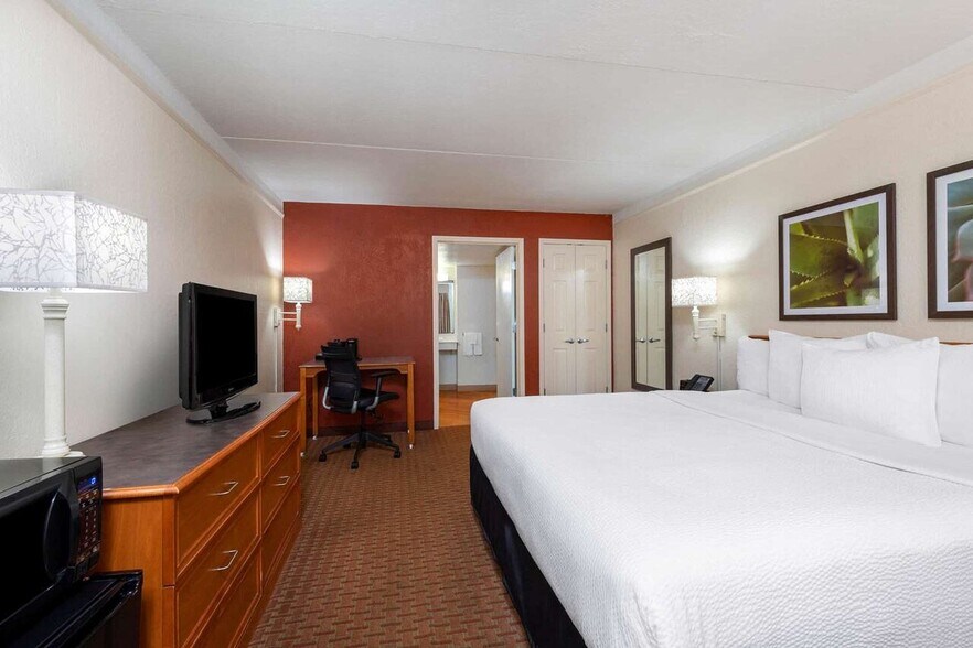 More Photos Of 351 W Hillsboro Blvd, Deerfield Beach Hotel For Sale