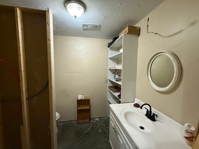 More Photos Of 10015 FM 751, Quinlan Flex For Lease