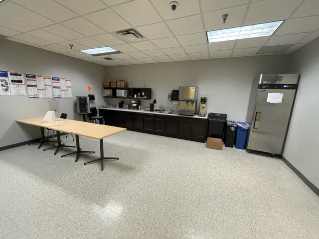 More Photos Of 11001-11071 Aurora Ave, Urbandale Flex For Lease