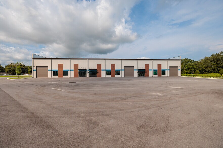 More Photos Of 1530 Kendrick Ln, Lakeland Warehouse For Sale