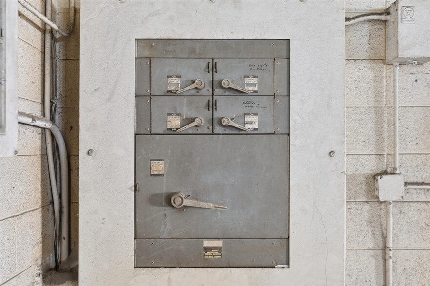 More Photos Of 211 Lee St, Saginaw Manufacturing For Sale