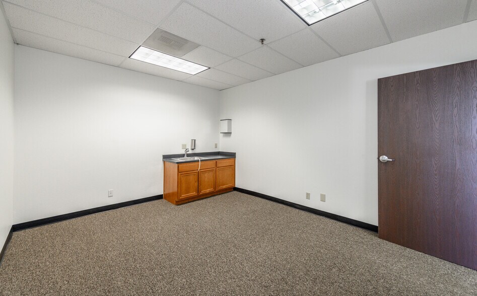 More Photos Of 380-384 Clinton St, Costa Mesa Manufacturing For Lease