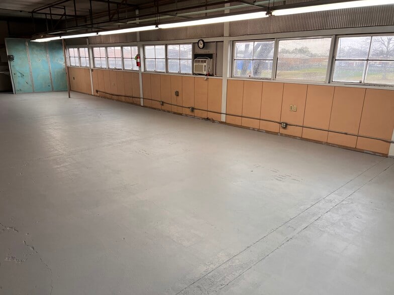 More Photos Of 636 Third Ave, Dallas Warehouse For Sale