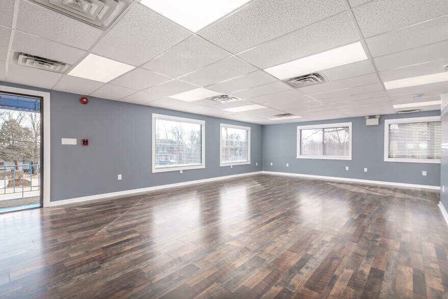 More Photos Of 238 Moon Clinton Rd, Coraopolis General Retail For Lease