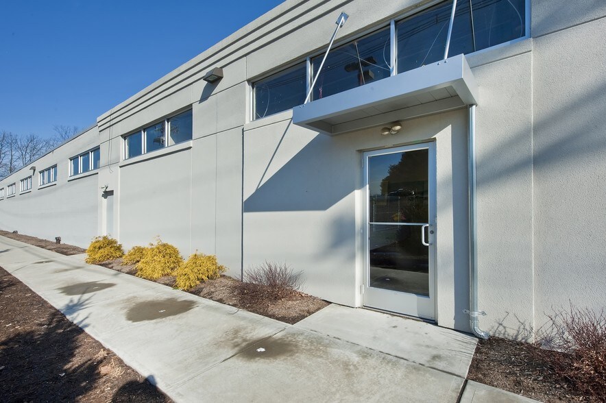 More Photos Of 10 Fadem Rd, Springfield Warehouse For Lease