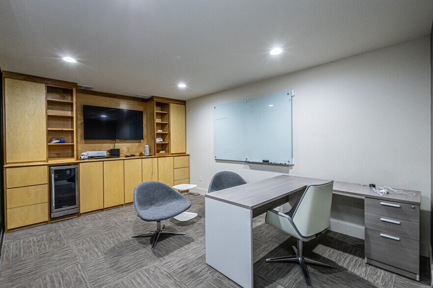 More Photos Of 302 Crossroads St, Laredo Office For Lease