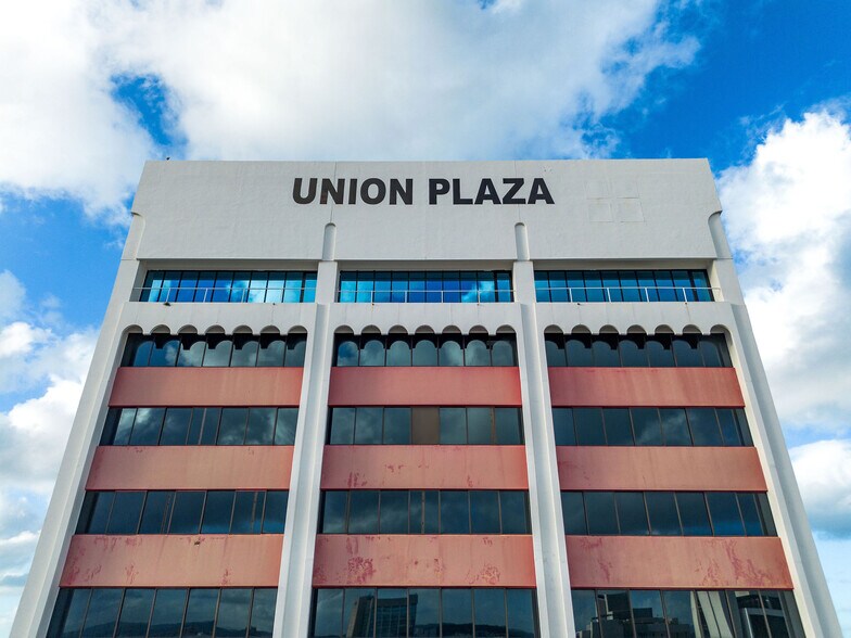Primary Photo Of 416 Ponce de Leon Ave, San Juan Office For Sale