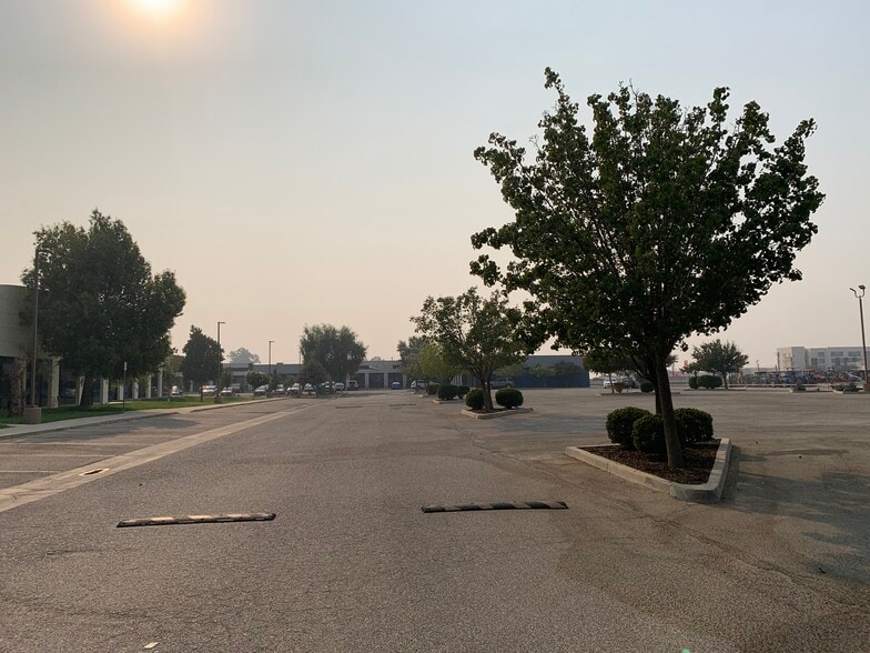 More Photos Of 1427 S Lexington St, Delano Light Manufacturing For Lease