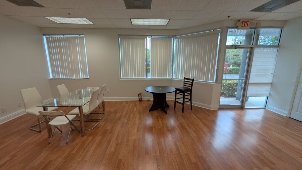 More Photos Of 7901 Kingspointe Pky, Orlando Showroom For Sale