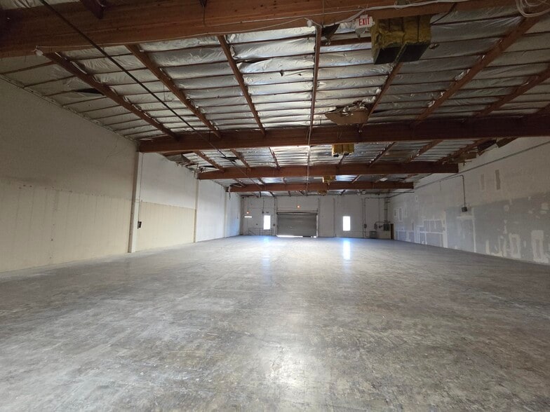 More Photos Of 21300-21306 Superior St, Chatsworth Warehouse For Lease