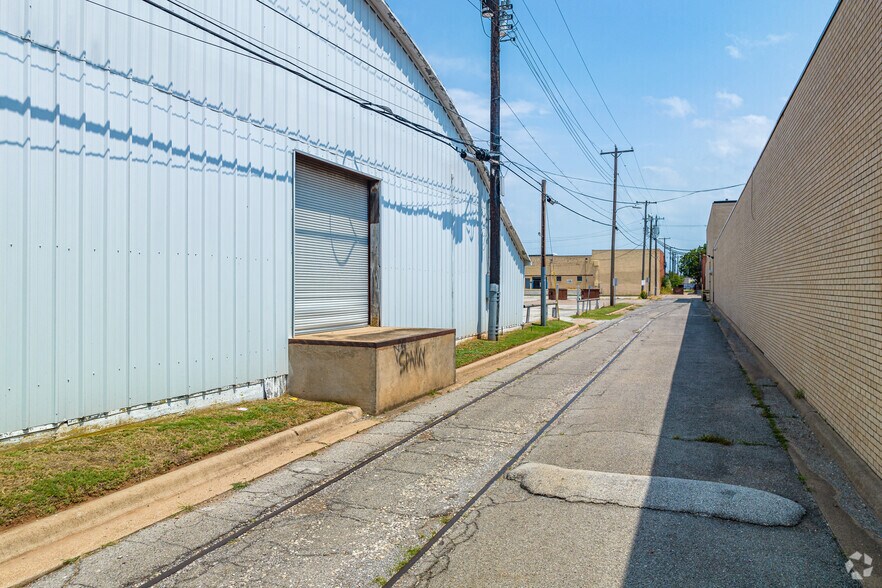 More Photos Of 1301 Lamar St, Wichita Falls Light Manufacturing For Lease