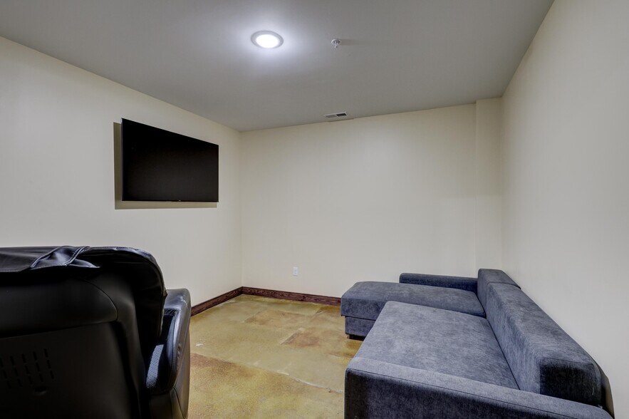 More Photos Of 102 S Wall Ave, Joplin Office For Sale