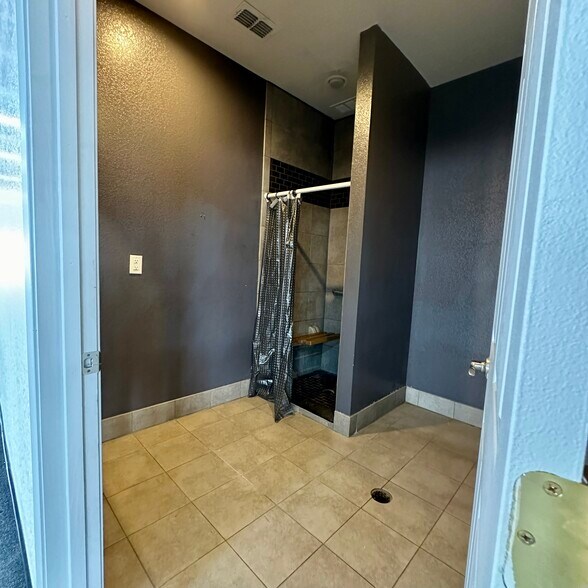 More Photos Of 3215-3235 S Southwest Loop 323, Tyler Unknown For Lease