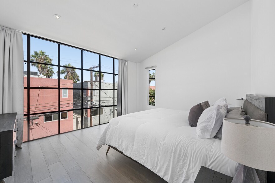 More Photos Of 1317 Cabrillo Ave, Venice Flex For Sale