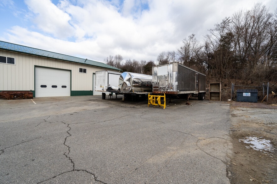 More Photos Of 10 Park Dr, Franklin Warehouse For Lease