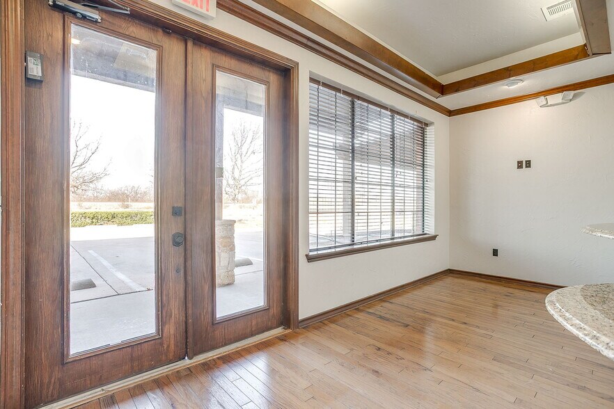 More Photos Of 1318-1324 NW John Jones Dr, Burleson Office For Lease