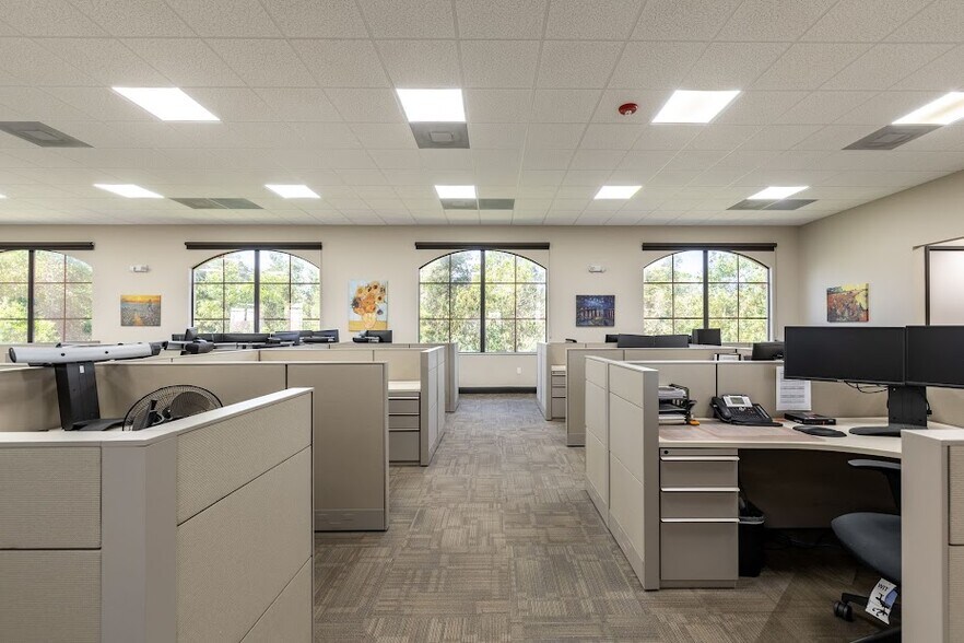 More Photos Of 422 NE 2nd Pl, Cape Coral Office For Lease