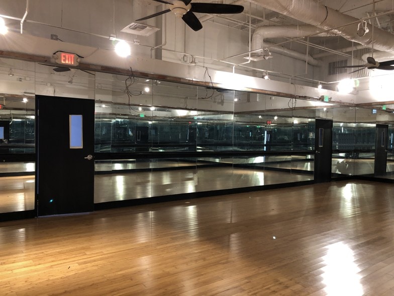 More Photos Of 301 N Main St, Huntington Beach General Retail For Lease