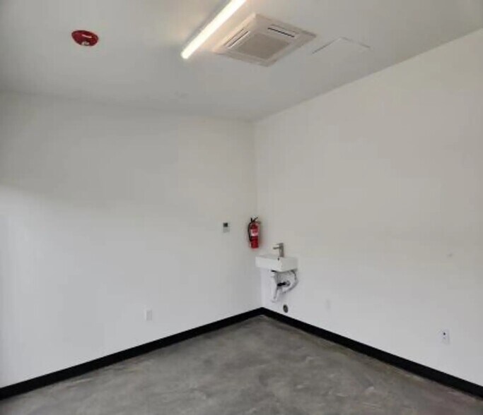 More Photos Of 701 Central Ave NE, Albuquerque Hotel For Lease