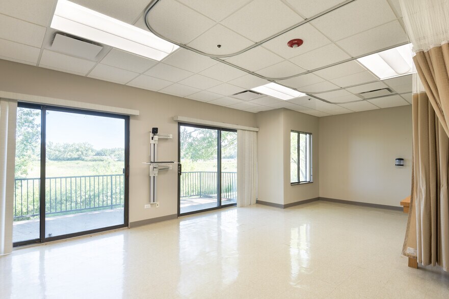 More Photos Of 1535 Lake Cook Rd, Northbrook Unknown For Lease