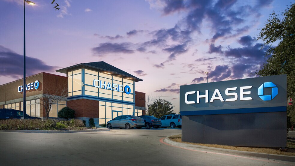 More Photos Of 6400 Skillman St, Dallas Bank For Lease