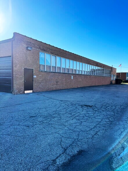 Primary Photo Of 165 Bond St, Elk Grove Village Warehouse For Sale