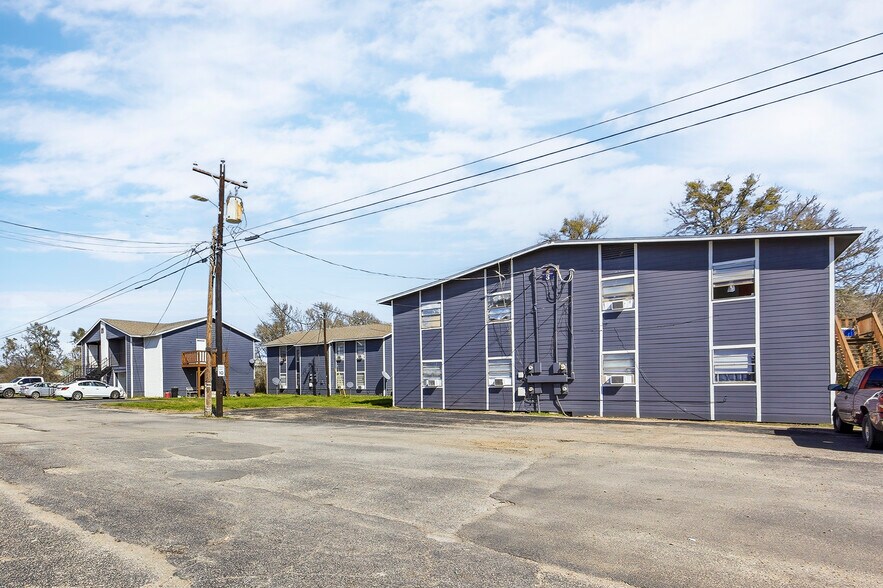 More Photos Of 1105 Westwood Ln, Giddings Apartments For Sale