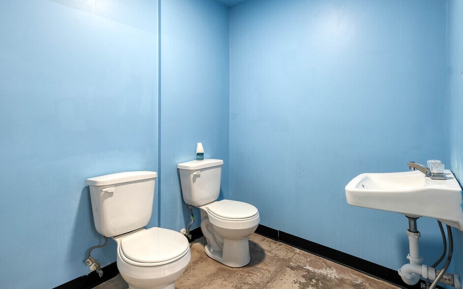 More Photos Of 1118 Smith St, Waller Showroom For Sale