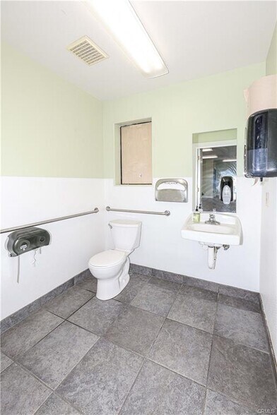 More Photos Of 2979 N Winton Way, Atwater Auto Dealership For Lease