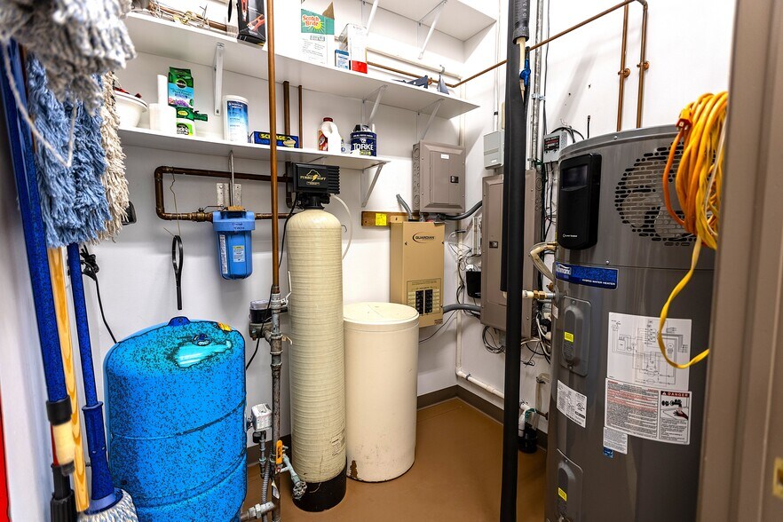 More Photos Of 14605 Velp Ave, Suamico Veterinarian Kennel For Sale