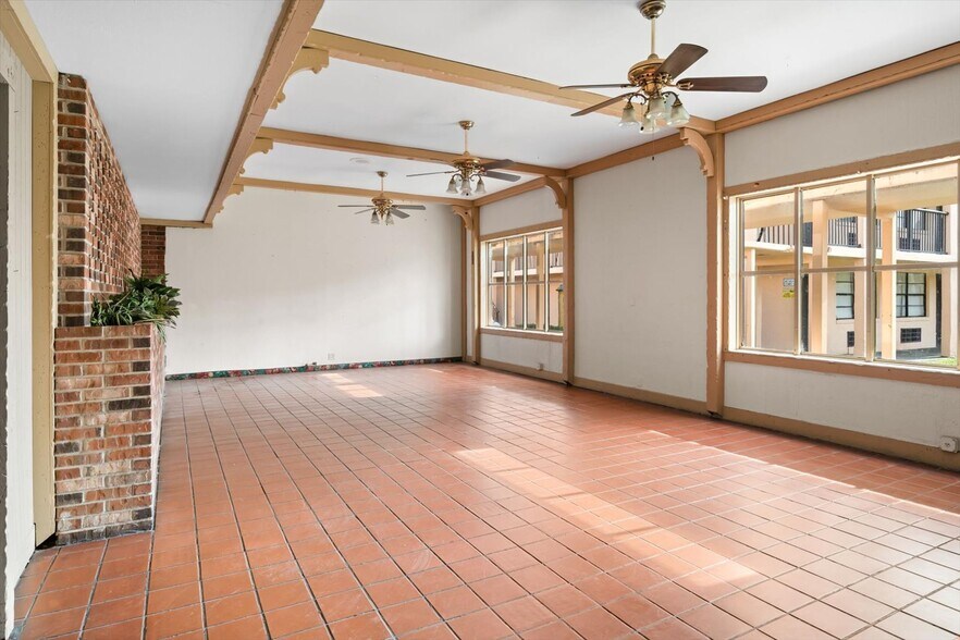 More Photos Of 510 Lane Ave S, Jacksonville Hotel For Sale