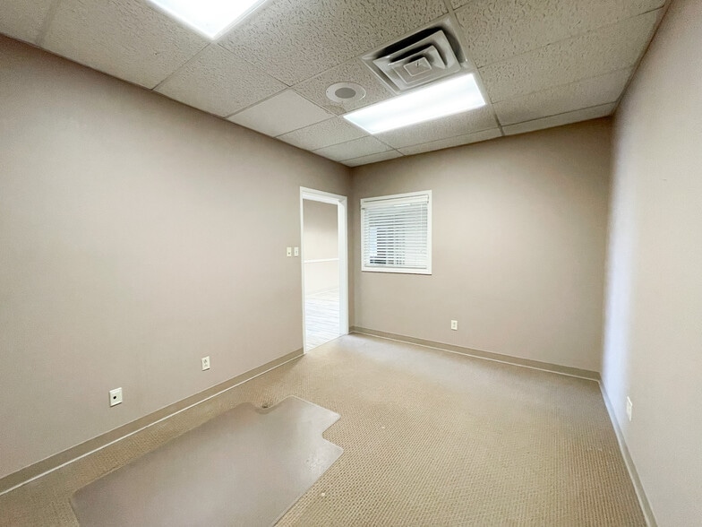 More Photos Of 4101-4103 84th St, Lubbock Office For Lease