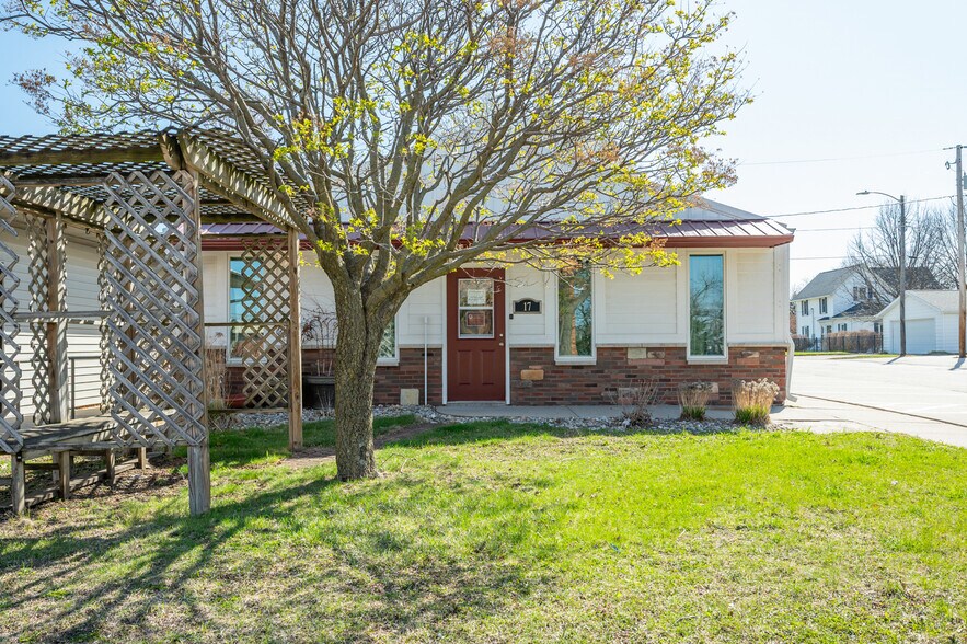 More Photos Of 17 Main St SE, Bondurant Freestanding For Sale