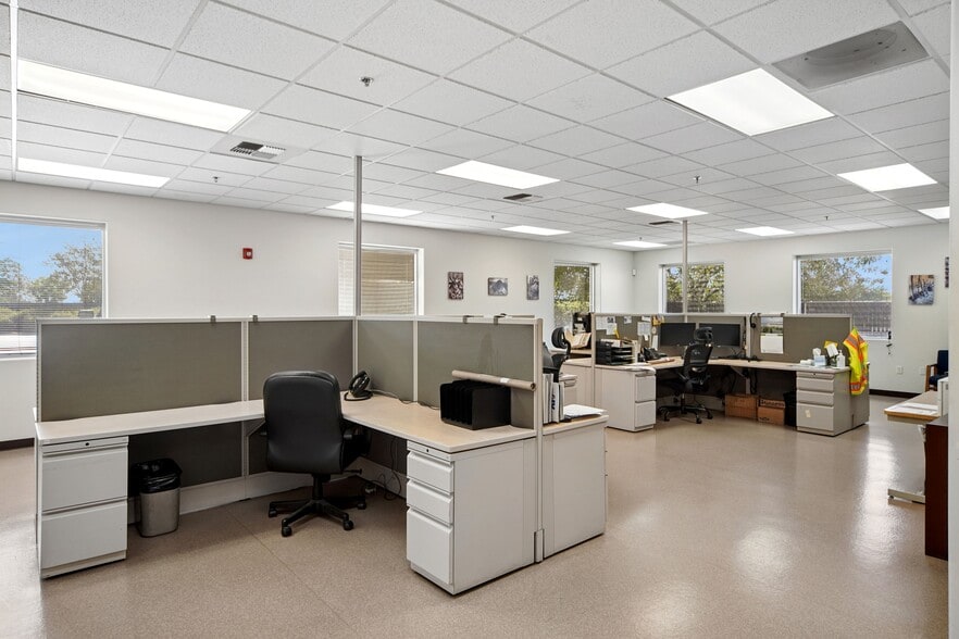 More Photos Of 19459 Flightpath Way, Bakersfield Warehouse For Lease