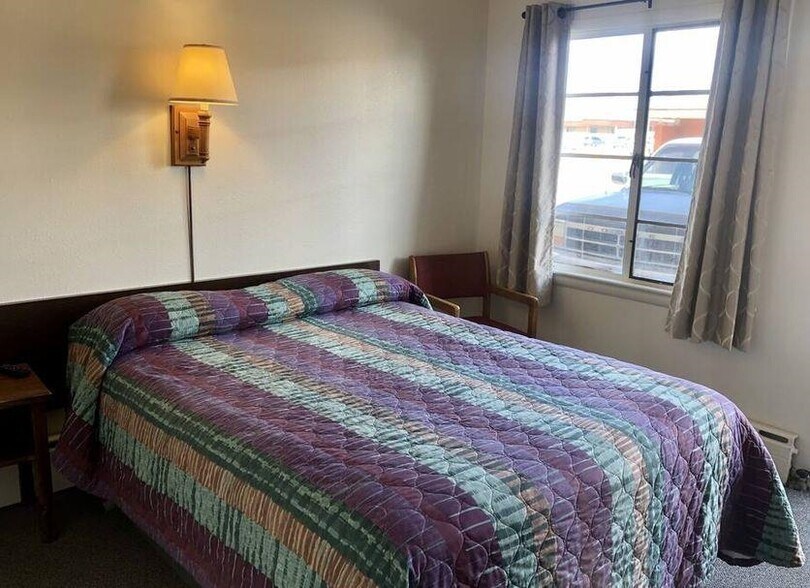 More Photos Of 75 Center St, Rock Springs Hotel For Sale