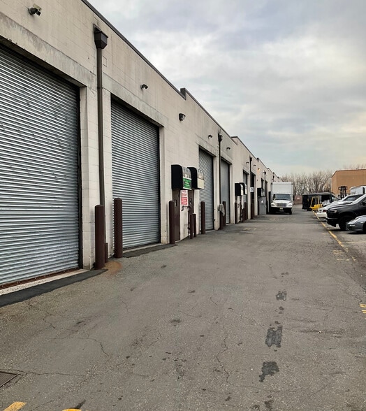 Primary Photo Of 680 Sharrotts Rd, Staten Island Warehouse For Lease