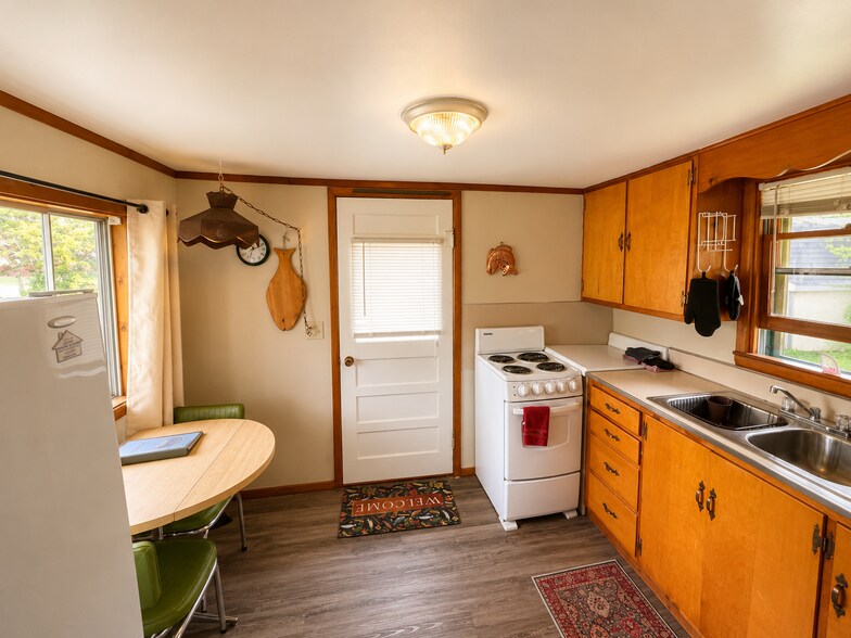More Photos Of W17461 Norton Rd, Gould City Hotel For Sale