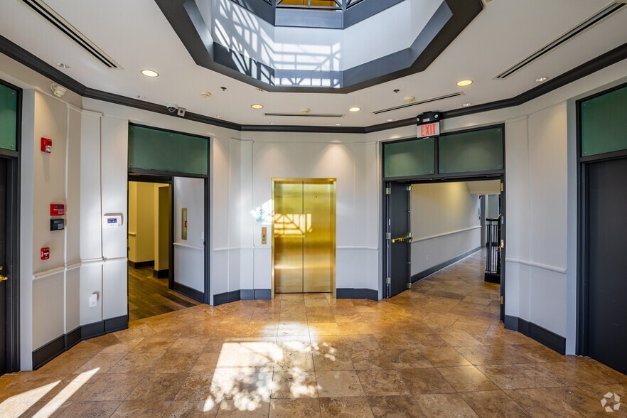 More Photos Of 1612 Westgate Cir, Brentwood Office For Lease