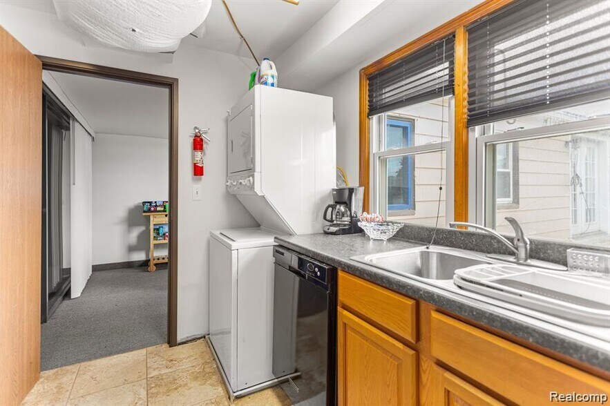 More Photos Of 3020 Oakwood Blvd, Melvindale Office For Sale
