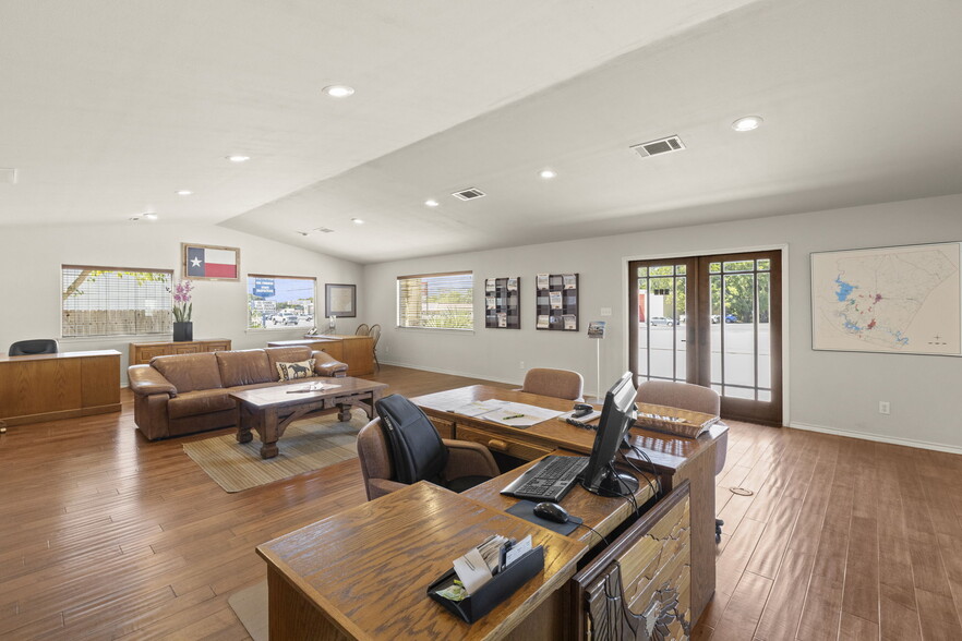 More Photos Of 503 S Highway 281, Burnet Office For Sale