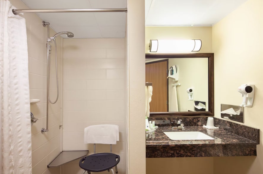 More Photos Of 3009 Lakeshore Dr E, Ashland Hotel For Sale