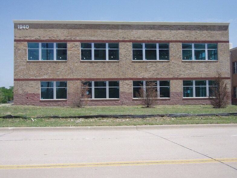 More Photos Of 1940 Enchanted Way, Grapevine Office For Sale